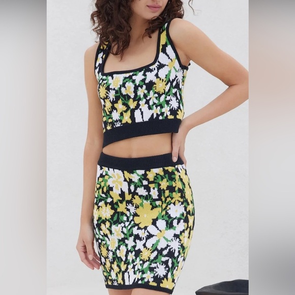 Lost + Wander Tops - 🚨LOST + WANDER NWOT Tropical Daydream Crop Top color BLACK-YELLOW-FLORAL